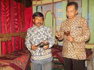 Pegang pusaka dan keris harus bersih…