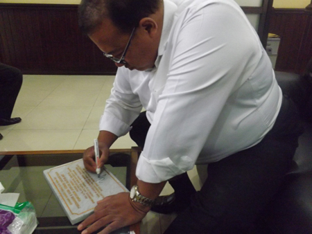 Ketua DPRD DIY  H.YoEke Indra Agung Laksana  SE' Tandatangani Prasasti Desa Wisata Pucung Rejo 