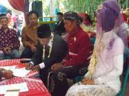 Ijab kobul pasangan pengantin muslim…