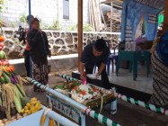 Potong tumpeng awal sarasehan tentang…