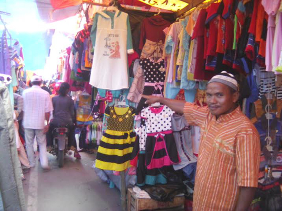 JELANG LEBARAN PASAR DAN TOKO PAKAIAN KUALA TUNGKAL PADAT PENGUNJUNG.