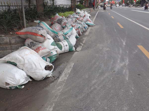 Ribuan Karung Debu Gunung Kelud Jogja Mengganggu keindahan Kota