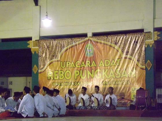 Kesenian religi menyambut arak arakan prosesi rabu pungkasan