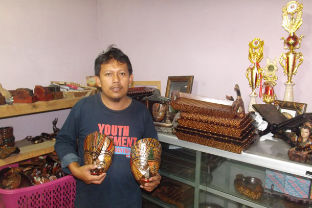 Pemuda ini sebagai Pengrajin sekaligus pengelola desa wisata 