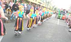 Tari-tarian edan edanan meriahkan…