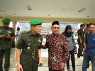Kol. CAJ Drs.Nurwasis, Menyimak…