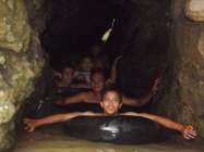 Wisatawan Suka Masuk Goa Banyu…