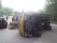 Tak kuat nanjak truk muatan batu…