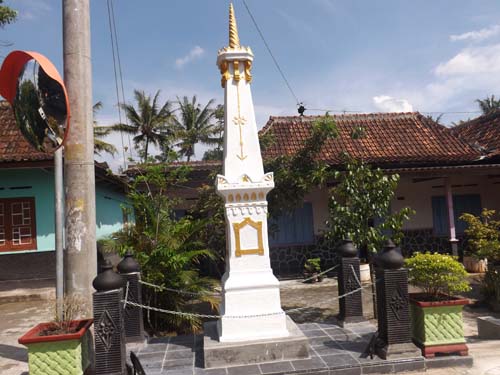 Miniatur tugu pal putih Jogja Berdiri di Senuko Godean