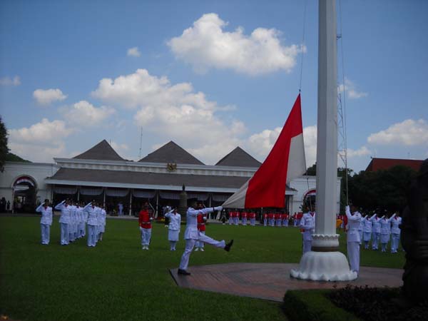 Di halaman Gedung Agung  Yogyakarta Masyarakat  Antusias Hadiri Upacara Peringatan Detik-Detik Proklamasi 