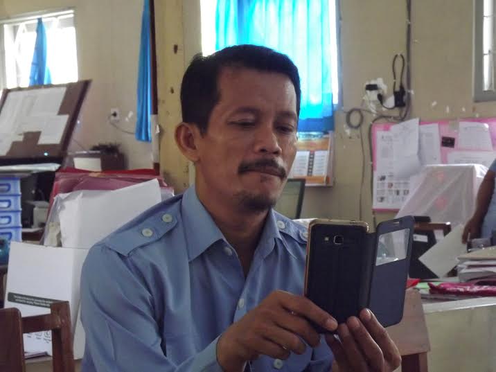 Dugaan Penyimpangan Dana Rehap Kep Sek SD Selang Karangmojo Terima Tamu  di Emperan  'Sambil Akting  ?