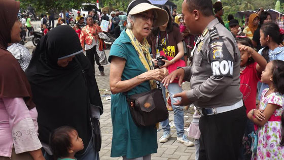 Bule Amerika Kesengsem Upacara Sadranan di Hutan