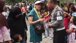 Bule Amerika Kesengsem Upacara…