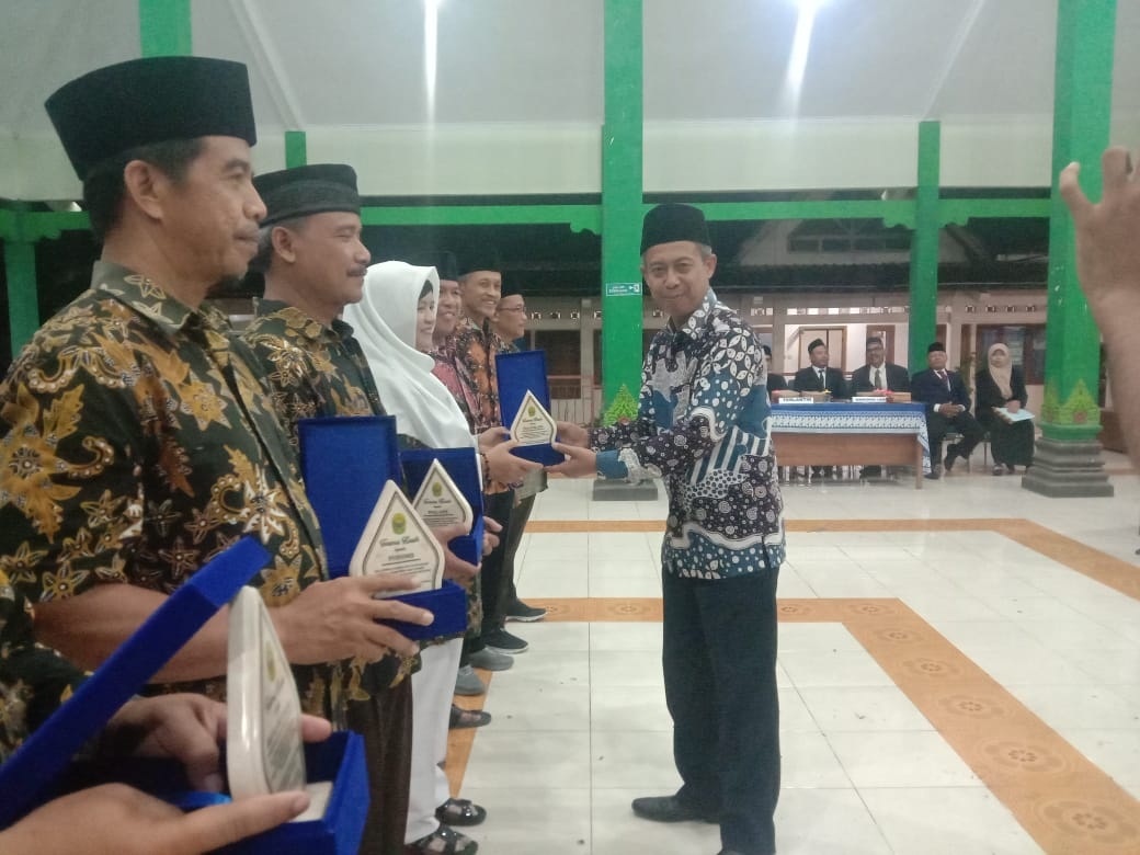Pemerintah Kalurahan Caturharjo Berikan Kenang Kenangan Kepada Anggota Bamuskal Lama 