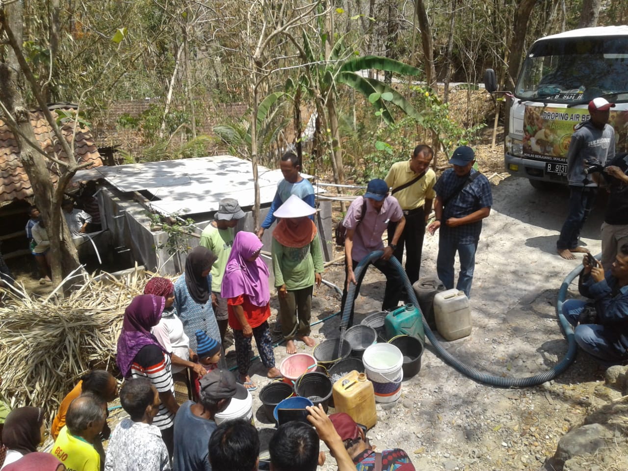 Warga Kajor Kulon Selopamioro  Senang Dapat Bantuan Air Bersih' Dari Persatuan Wartawan 