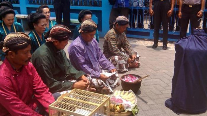 Amien Rais di Ruwat  Mbah Sukir 