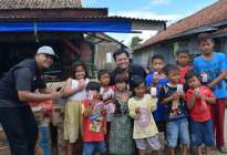 Warga Kampung Teluk Banten Heppy…