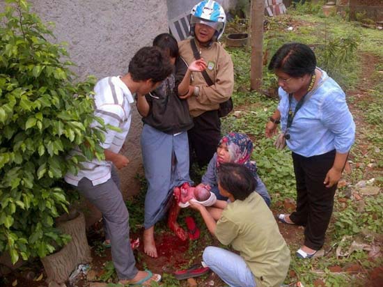 Boncengan motor minta turun ternyata Siswi SMA melahirkan bayi  laki laki  ?