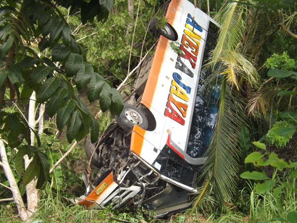 Bus Aneka Jaya jurusan Pacitan Bandung  Remuk Masuk Kali Pentung