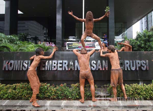 Gubernur Banten Ratu Atut Chosiyah Mulai di periksa KPK