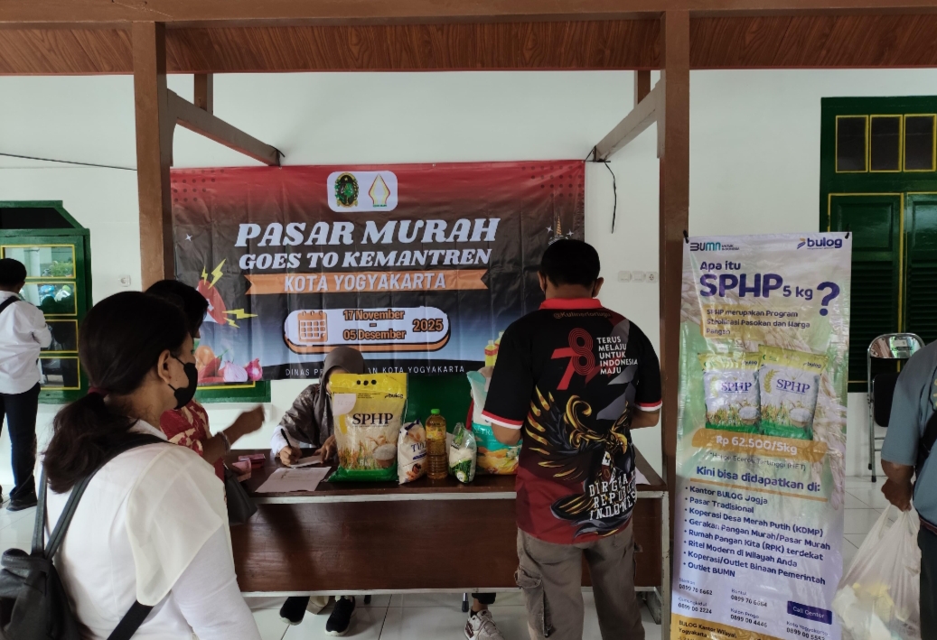 Perum Bulog Kantor Wilayah Yogyakarta bekerjasama dengan Dinas Perdagangan Kota Yogyakarta menggelar Operasi Pasar