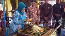 Turis asing saksikan potong tumpeng…