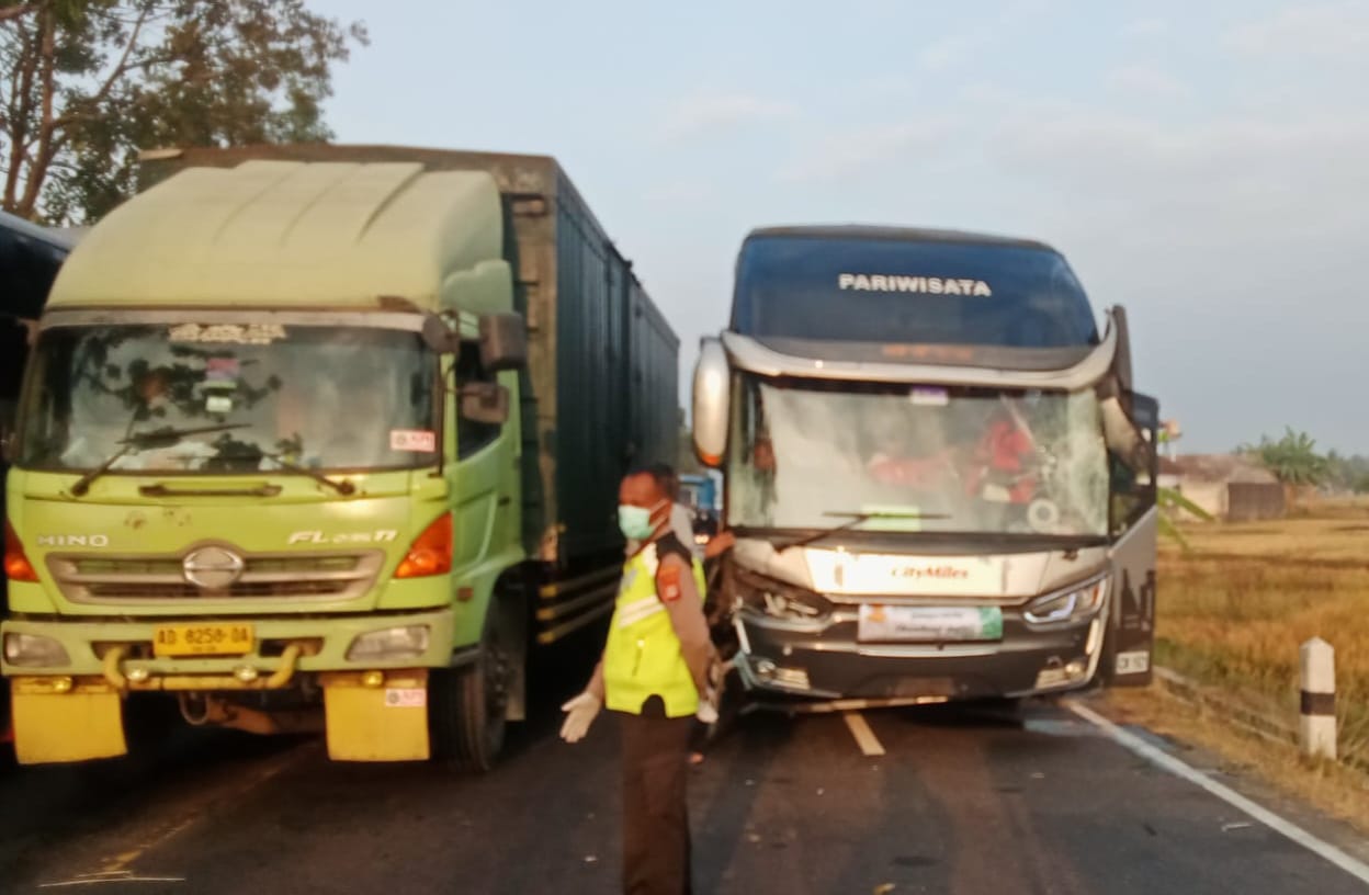 Menyalip, Bus Hantam Dua Motor Dua Orang Tewas Di Jalan Yogya-Wates