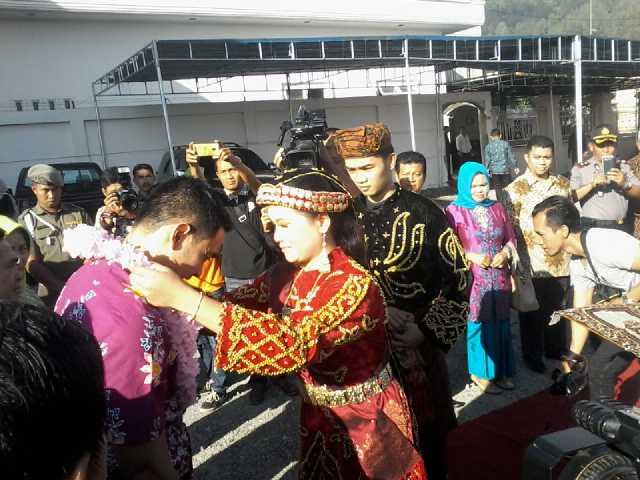 Zumi Zola Di Sambut Tanda Kehormatan Adat  Sahalun suha seletu bedil kota sungai penuh.