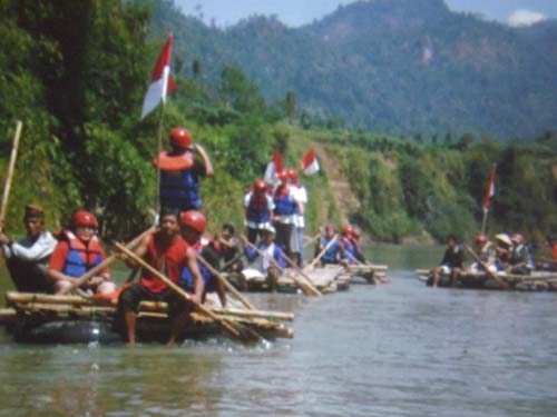 Susur Kali  Dengan Gethek Bambu  Desa Wisata Candirejo Magelang Di sukai wisatawan 