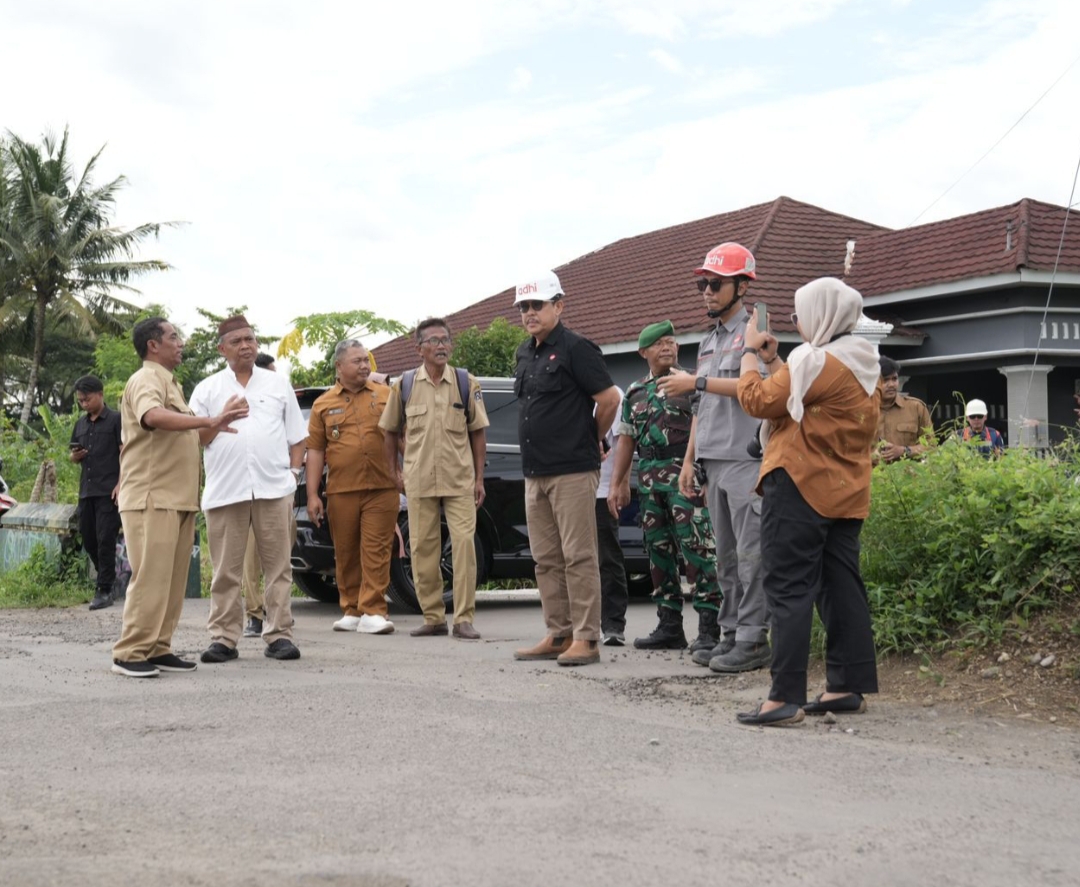 Peningkatan Fasilitas Jalan Umum  Bupati Sleman Tinjau Perbaikan Jalan Rusak di Wilayah Tempel
