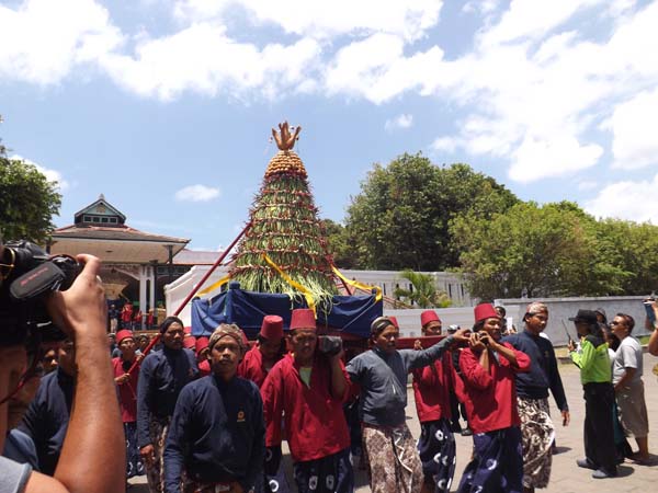 Grebeg Kraton Ngayogyokarto  3 Gunungan di Arak ke, Masjid Besar, Pakulaman & Kepatihan