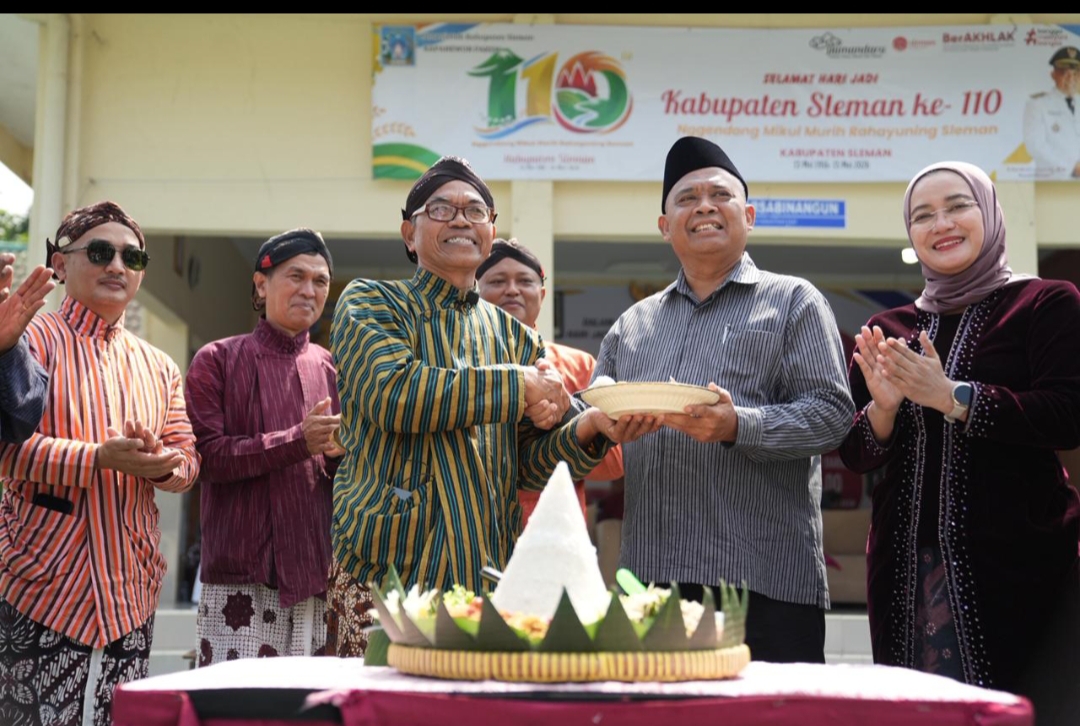 Bupati Sleman Hadiri Bedhol Projo Pakem, Dimeriahkan Kirab Bregodo. Ajak Warga Perkuat Jati Diri Melalui Budaya