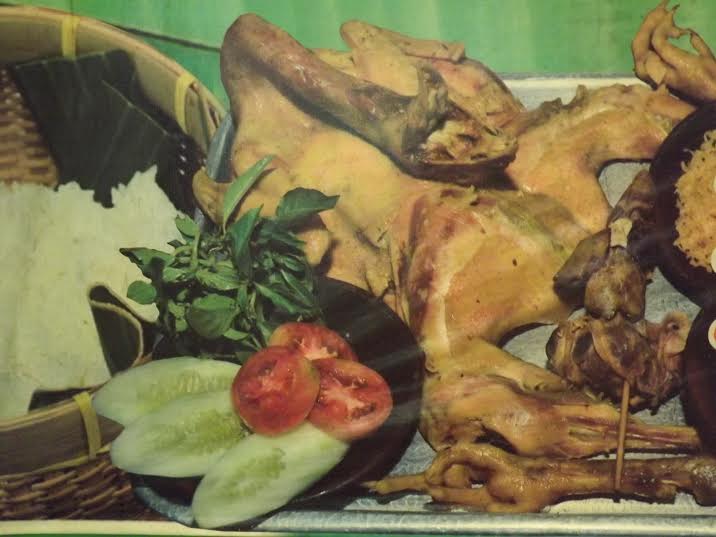 Wuuenaknya Ayam Goreng Yu Sum "Laris Manis Pelanggan Datang Dari Para Birokrat 