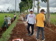 Gotong Royong Perbaiki Jalan Warga…