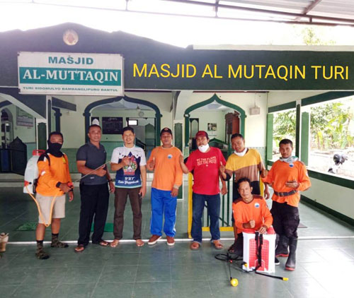 Antisipasi Virus Corona Edi Murjito Lurah desa Sidomulyo Bambanglipuro Galakan Penyemprotan Masjid & Tempat Umum Kantor Desa