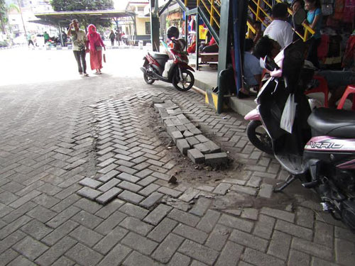 PEMBANGUNAN TAMAN  ABU BAKAR ALI  MENGKHAWATIRKAN PENGUNJUNG  WISATA, BANYAK  BANGUNAN YANG RUSAK, MEREMBES SAAT HUJAN