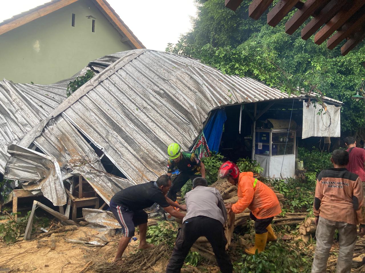 Angin Kencang Mengakibatkan Pohon Beringin Mataram Kotagede Roboh