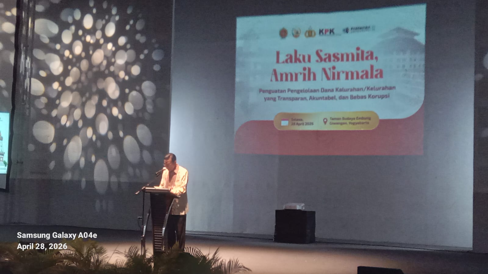 SRI SULTAN HB X TEGASKAN LURAH - KALURAHAN CERMIN NEGARA HARUS  BERSIH DARI KORUPSI
