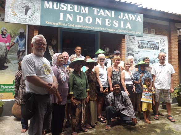 Turis denmark latihan buat tempe dan emping mlinjo