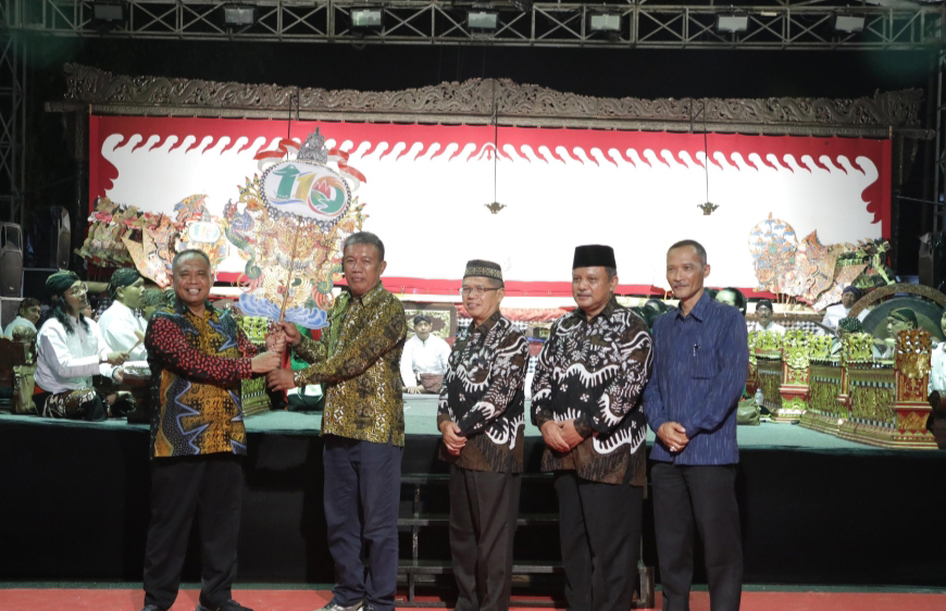 Peringati Hut Sleman ke-110 Wayang Kulit Kolosal Lakon 15 Dalang 